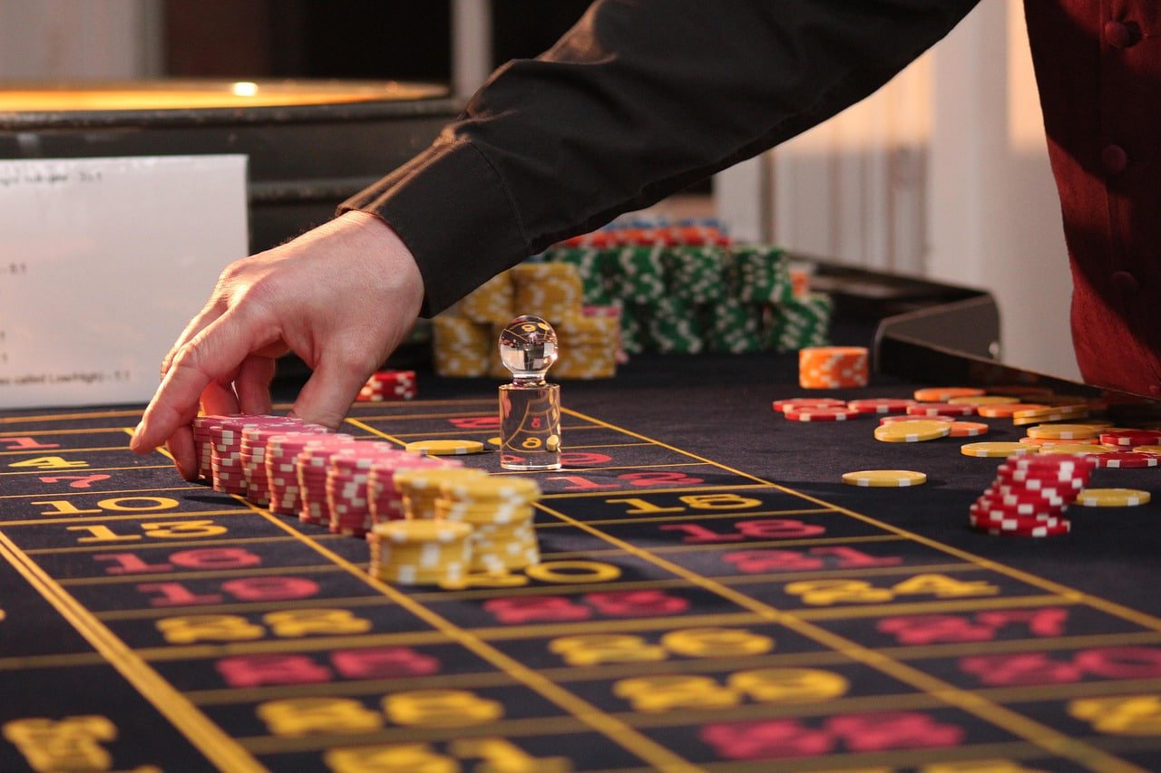 asia bandar platform overview showing live dealer tables and mobile app interface